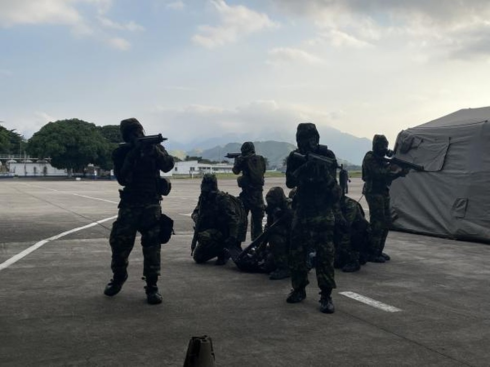 Brasil realiza exercício militar com simulação de ataque nuclear no Rio — Foto: Tenente Myrea Calazans e Sargento Neris/CECOMSAER e Soldado Ignez/BAAF