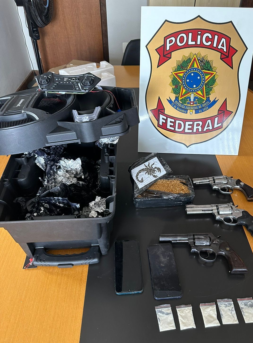 PF prende duas pessoas em flagrante e apreende armas de fogo e drogas em MG