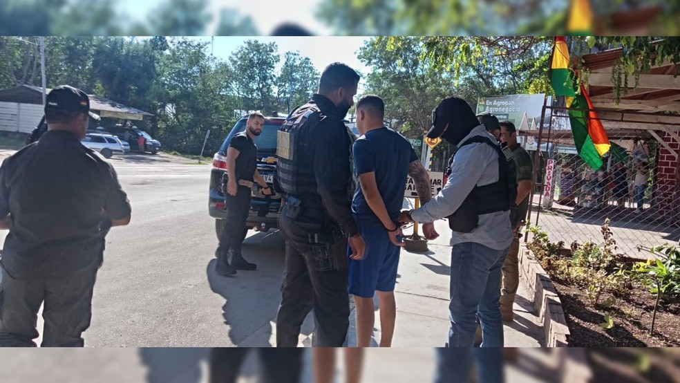 2 de 2
Suspeito foi capturado e entregue &agrave;s autoridades brasileiras na fronteira com Corumb&aacute; (MS) &mdash; Foto: Pol&iacute;cia Civil
