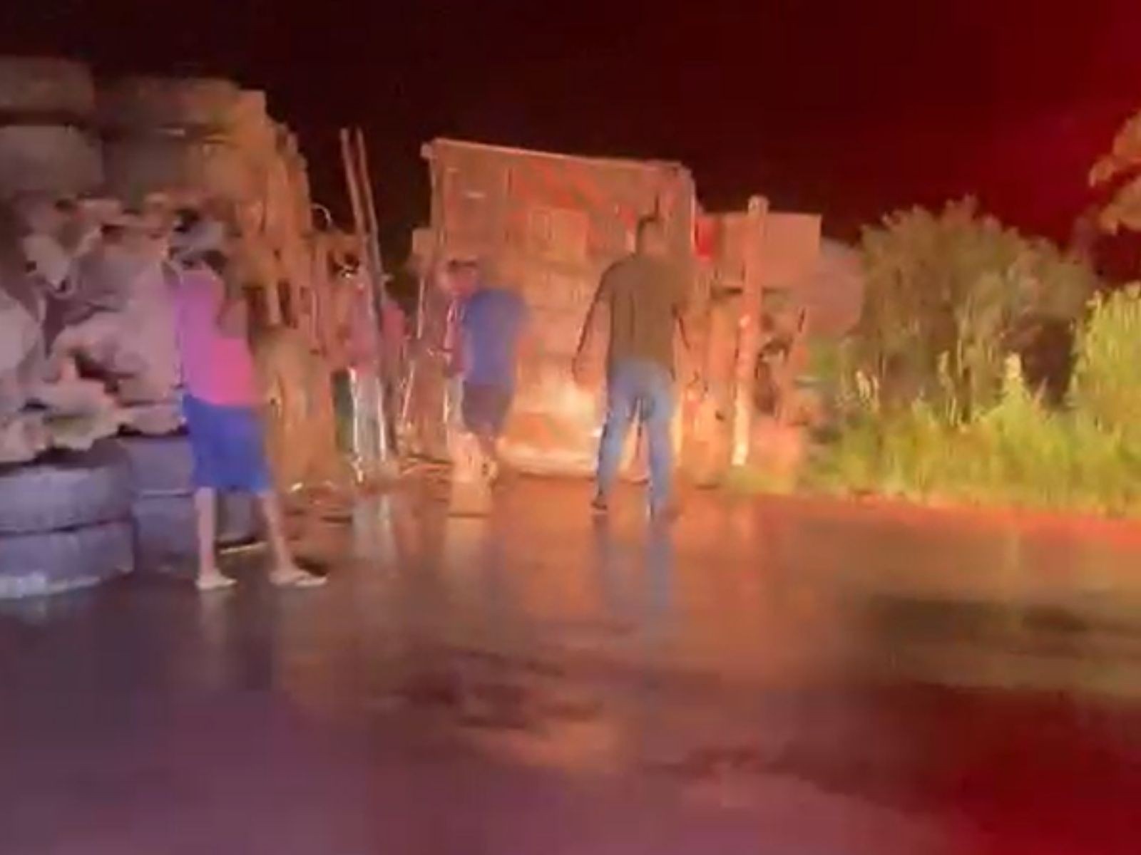 VÍDEO: Colisão frontal entre carretas deixa rodovia bloqueada no interior do Acre