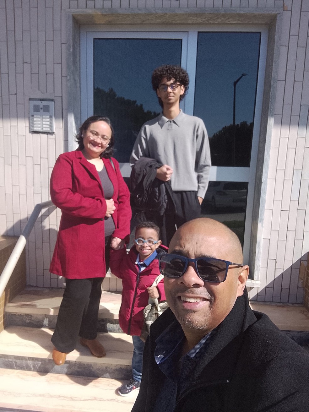 Kauê e a família na casa em que moram em Portugal — Foto: Acervo Pessoal
