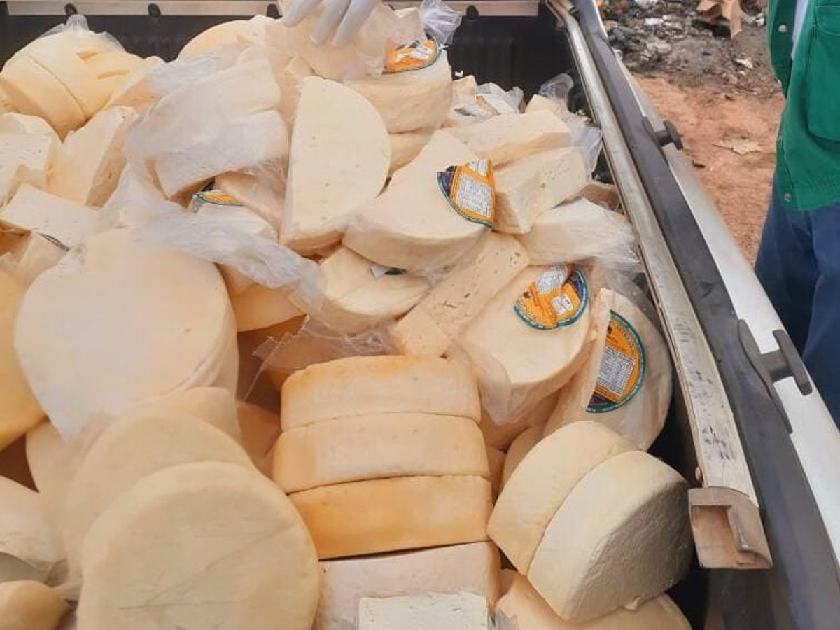 Mais de meia tonelada de queijo impróprio para consumo e sem nota fiscal é apreendida em MG