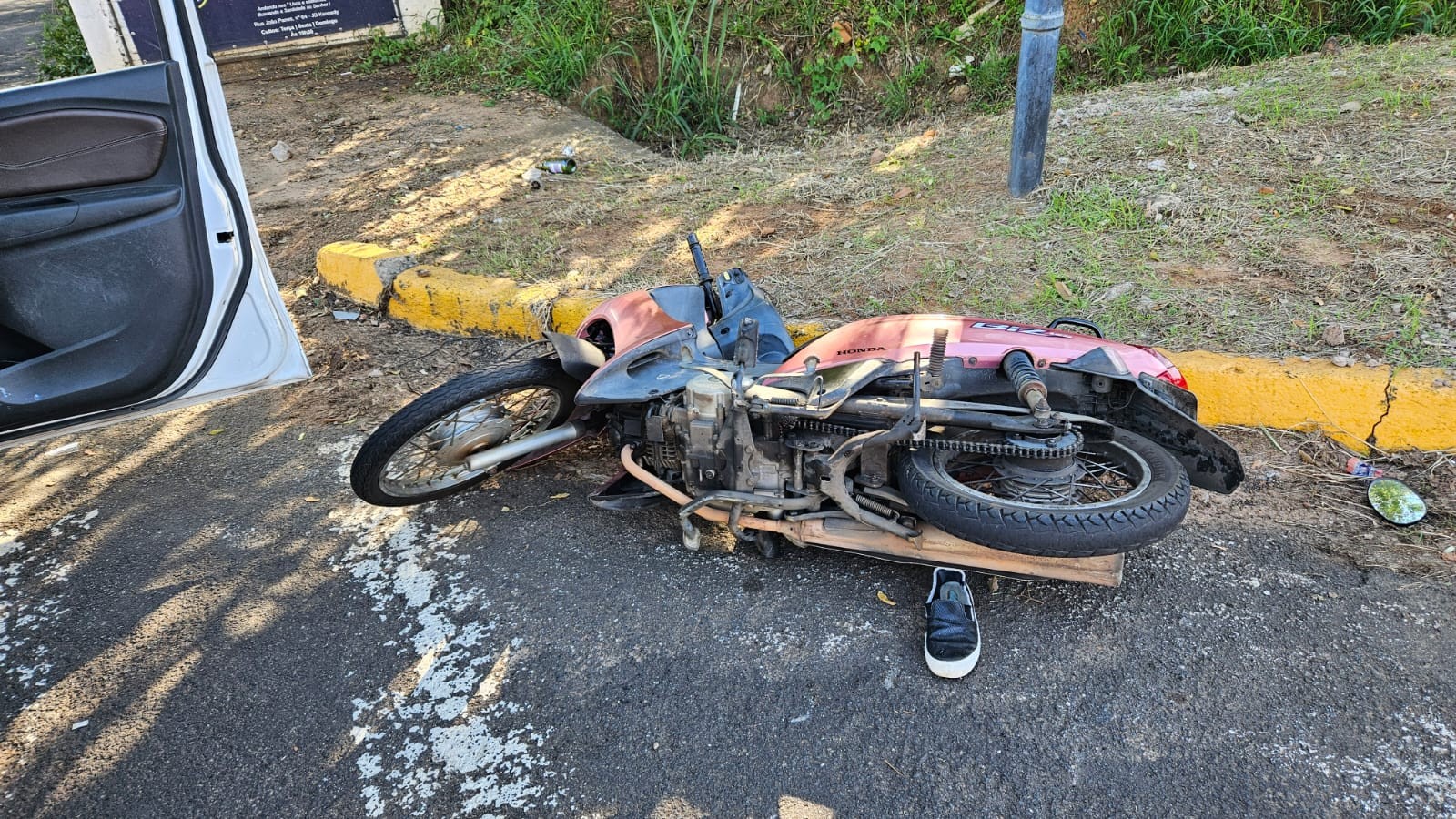 Acidente de trânsito envolve motocicleta e carro no Jardim Brasilândia, em Dracena