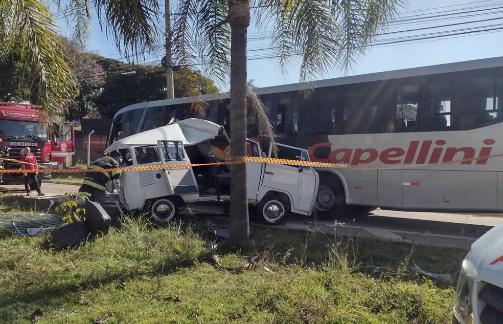 Acidente entre kombi e ônibus foi registrado na tarde desta quinta-feira (18), em Jundiaí — Foto: Arquivo Pessoal