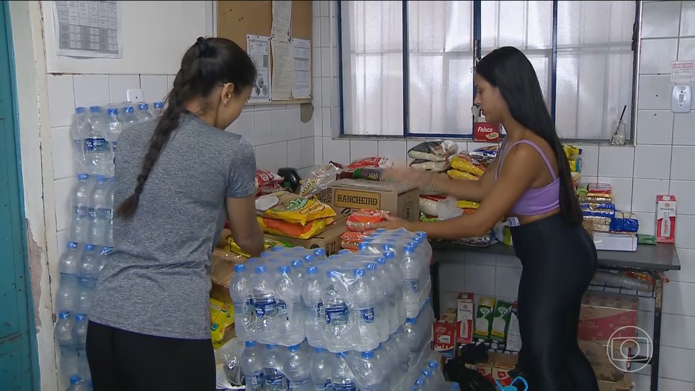 Moradores se juntam a bombeiros no resgate e no acolhimento de famílias na Zona da Mata (MG) — Foto: Jornal Nacional/ Reprodução