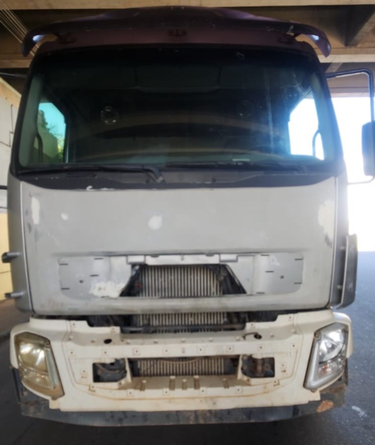 Caminhão sem placa, com pneus desgastados e tacógrafo sem funcionar é apreendido em Governador Valadares