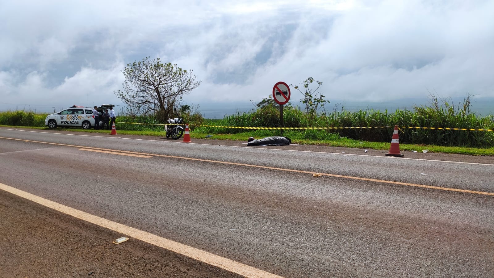 Acidente entre moto e ônibus deixa 1 morto na SP-257 em Santa Lúcia