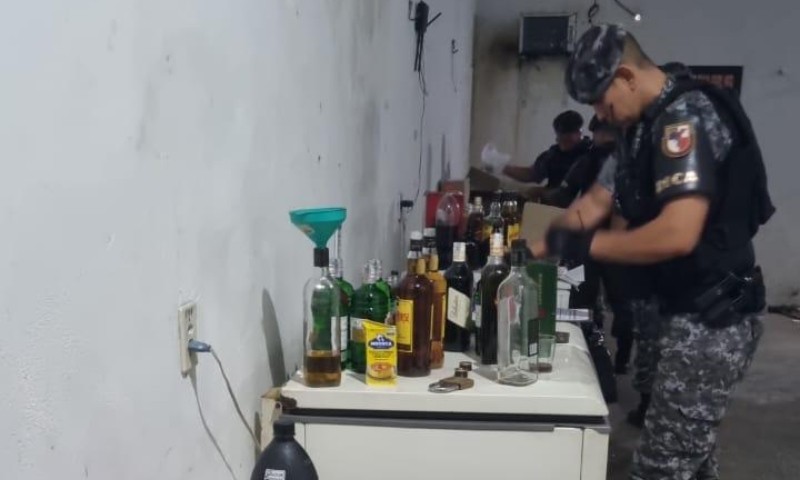 Fábrica ilegal de bebidas é descoberta em residência na Zona Leste de Manaus; duas pessoas são presas
