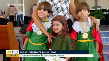 Crianças se fantasiam de personagens cristãos em missa do Dia de Todos os Santos