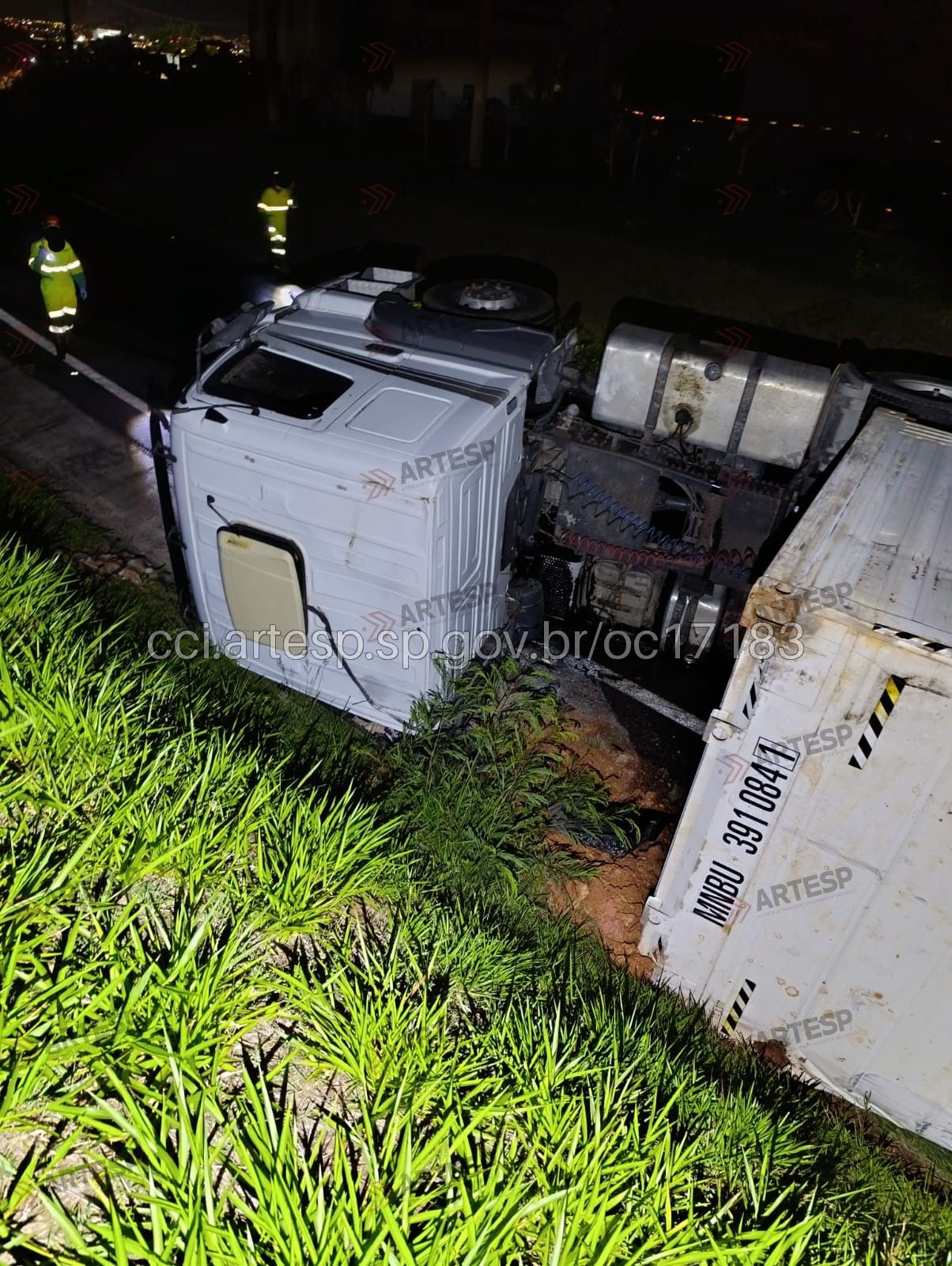Tombamento de caminhão com 24 toneladas de maçã interdita alça da Anhanguera em Campinas