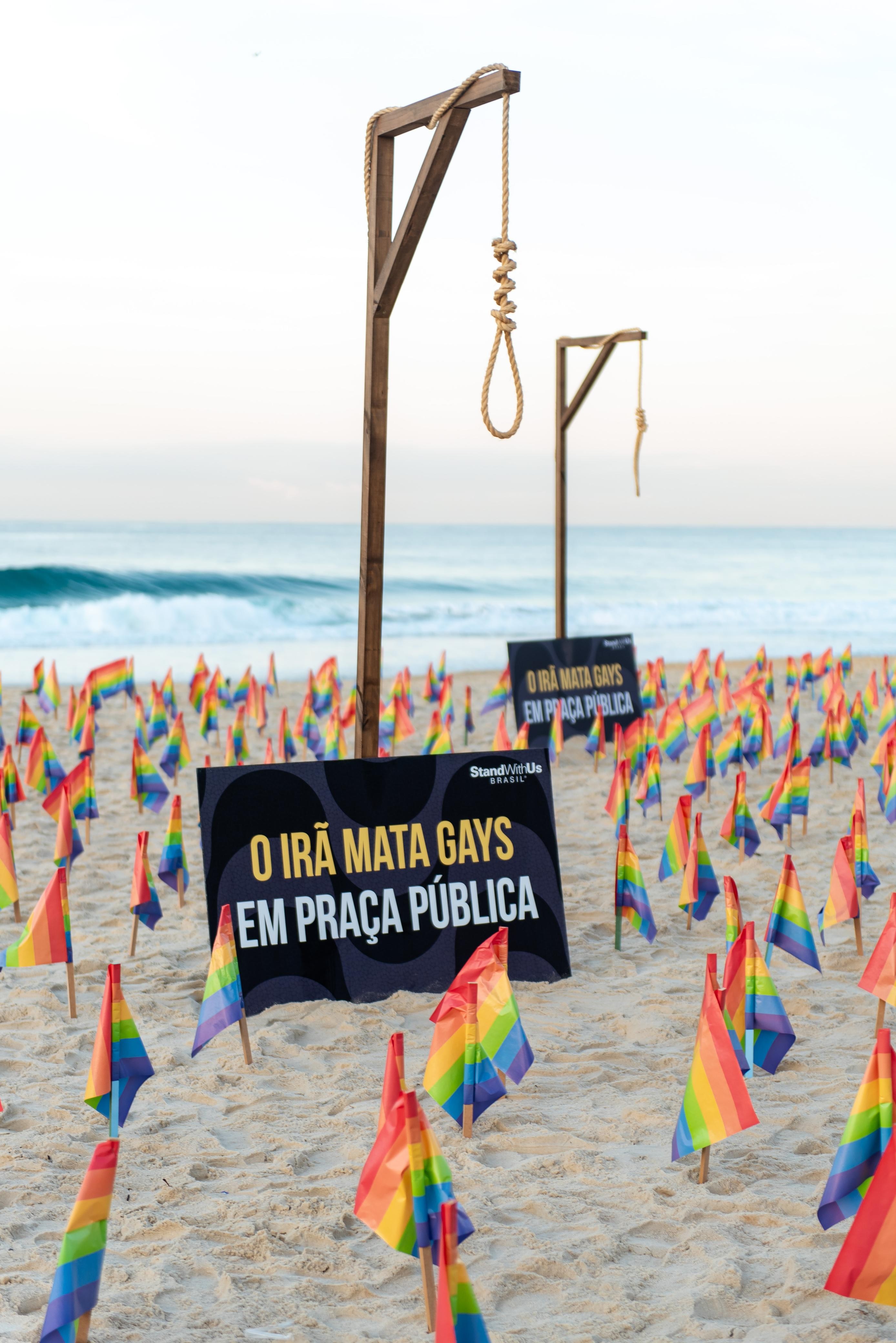 Protesto contra o Irã na Praia de Ipanema tem forcas e bandeiras LGBTQIA+