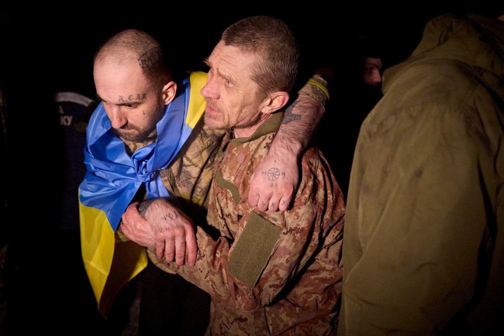 Ucranianos que ficaram presos pelo exército russo ao serem libertados, em 3 de janeiro de 2023 — Foto: Divulgação/Exército da Ucrânia/Via Reuters