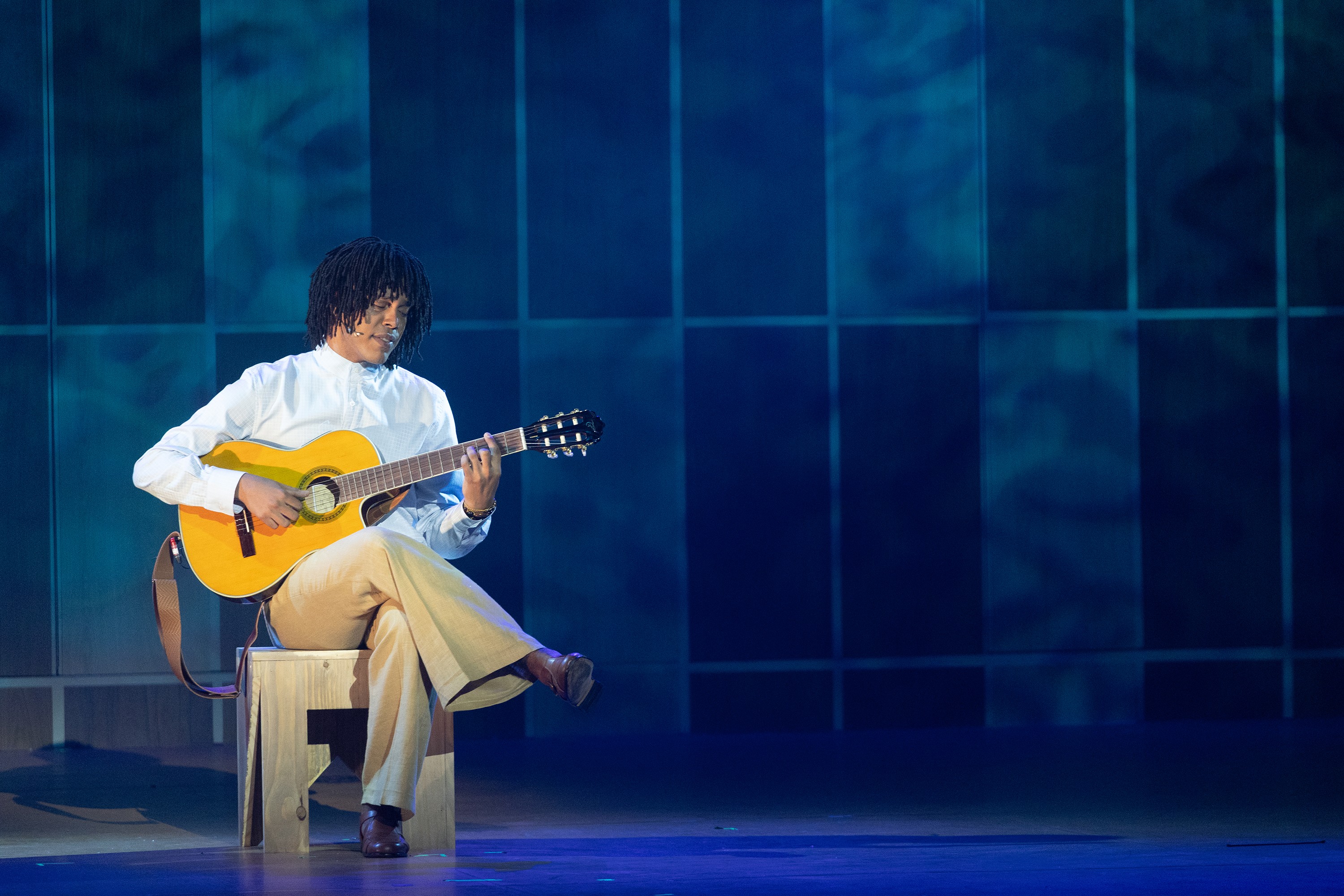 Vida de Djavan é contada com leveza em espetáculo em que a música reina sobre a dramaturgia de ação tênue