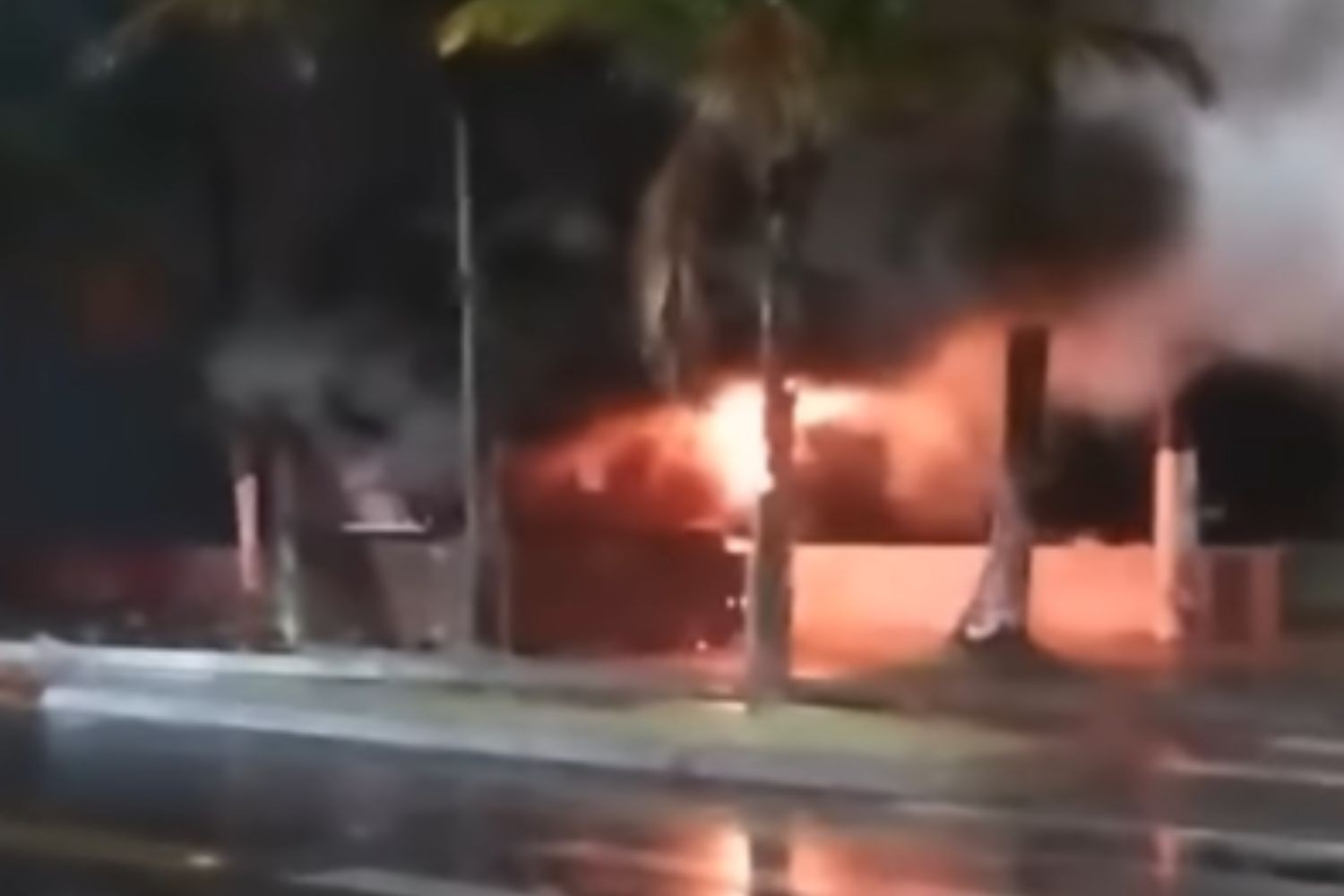Incêndio destrói quiosque na orla de Mongaguá, SP; VÍDEO