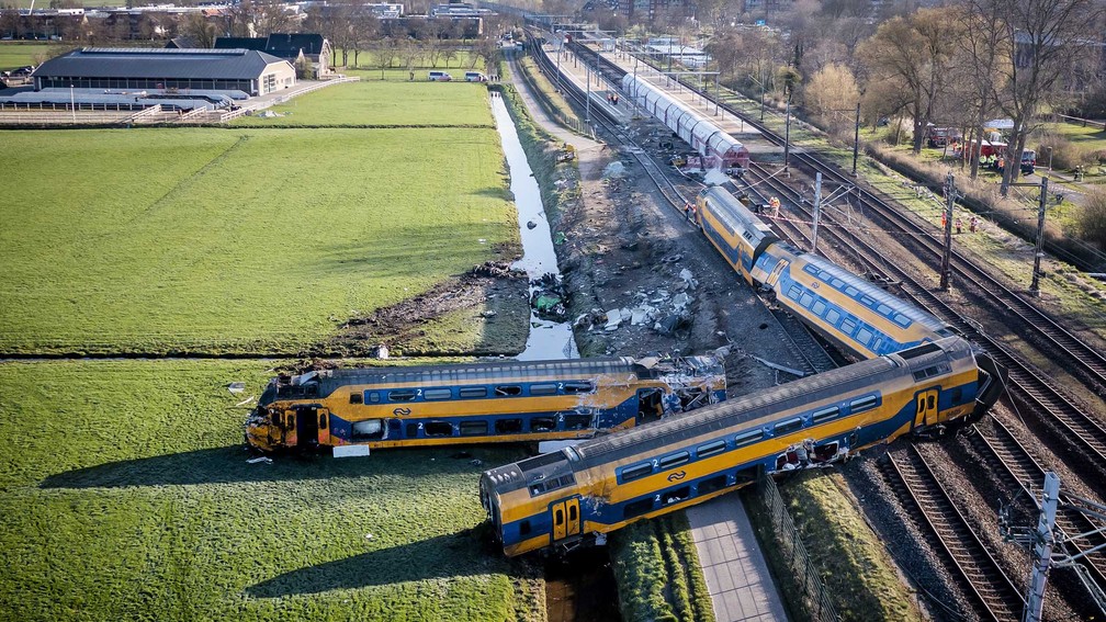 Trem descarrila, pega fogo, mata um e fere 30 na Holanda | Mundo | G1