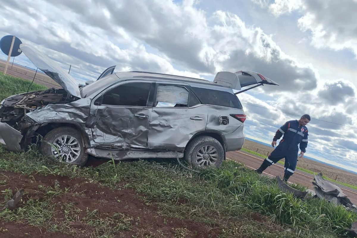 Quatro vítimas seguem internadas após carro em fuga bater em van com pacientes de hemodiálise na BR-060