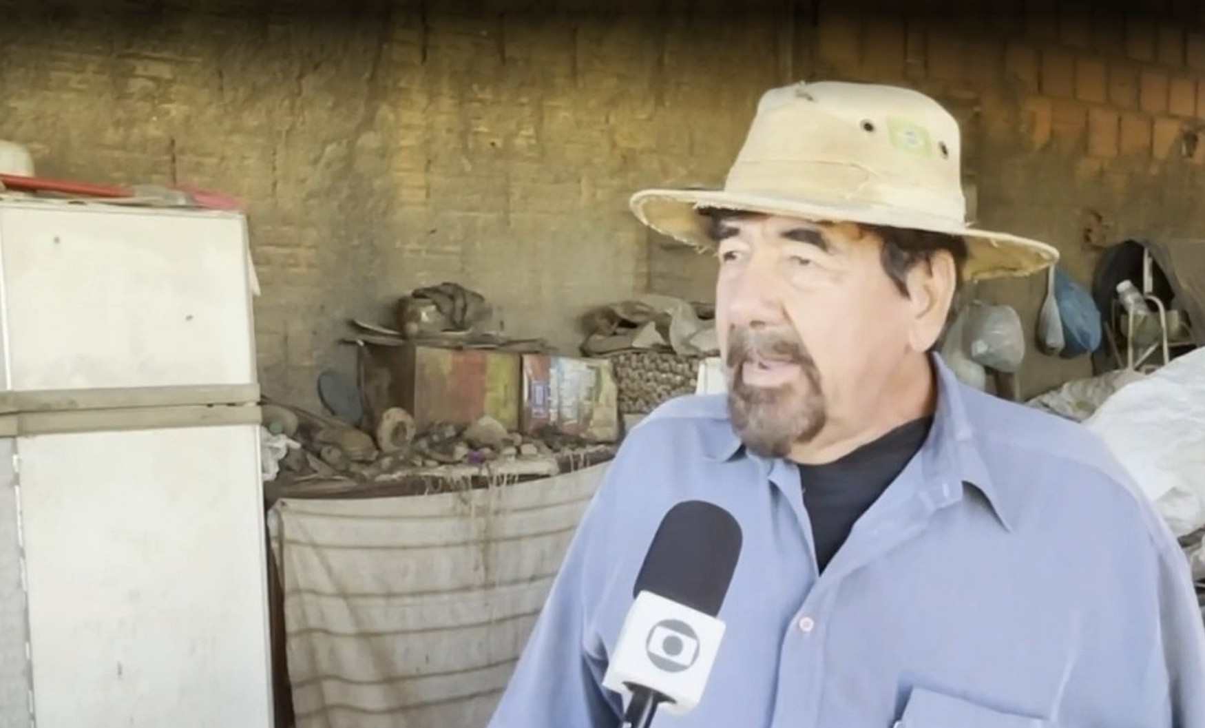 Idoso vive há mais de 20 anos sem energia elétrica em zona rural de MG: 'Tenho geladeira e não posso usar'