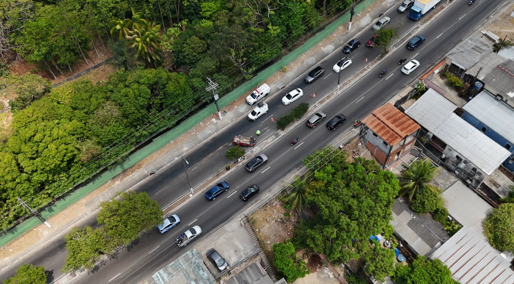 Carro capota na Avenida Rodrigo Otávio e causa congestionamento em Manaus
