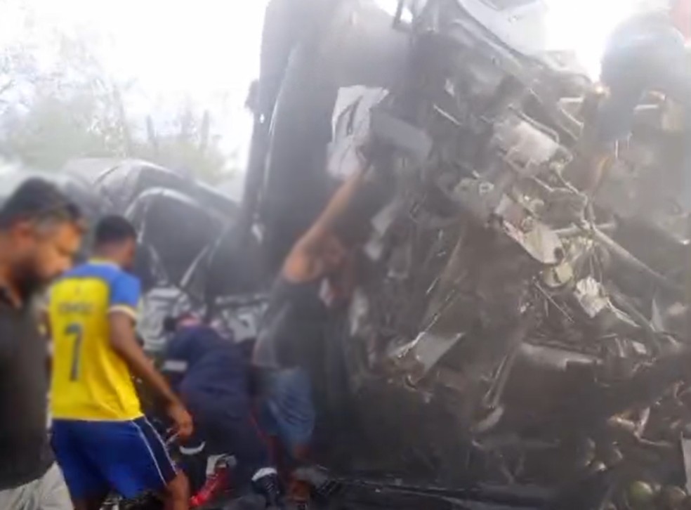 Batida entre van e caminhão ocorreu em trecho de Santa Terezinha, na Bahia — Foto: Blog do Valente