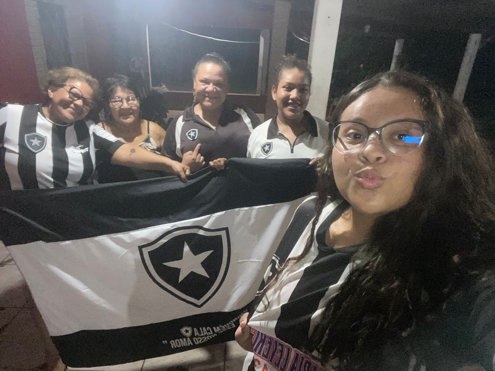 A família se reuniu para acompanhar o jogo — Foto: Reprodução