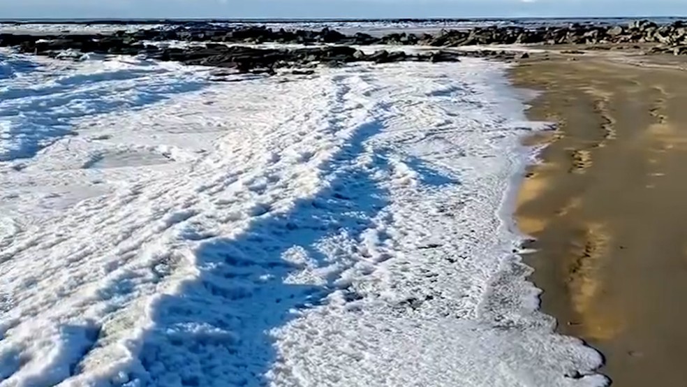 Temperaturas extremas congelam ondas do mar na Terra do Fogo — Foto: Reprodução/ X