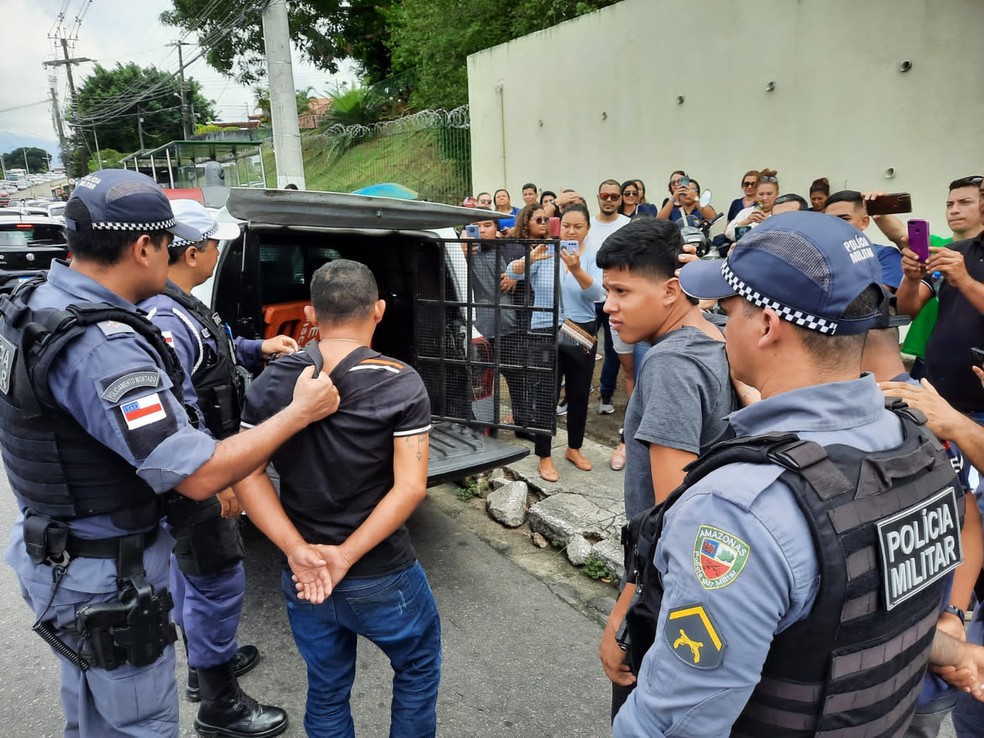 Homens foram presos após jogarem bombas caseiras em Manaus — Foto: Fábio Melo