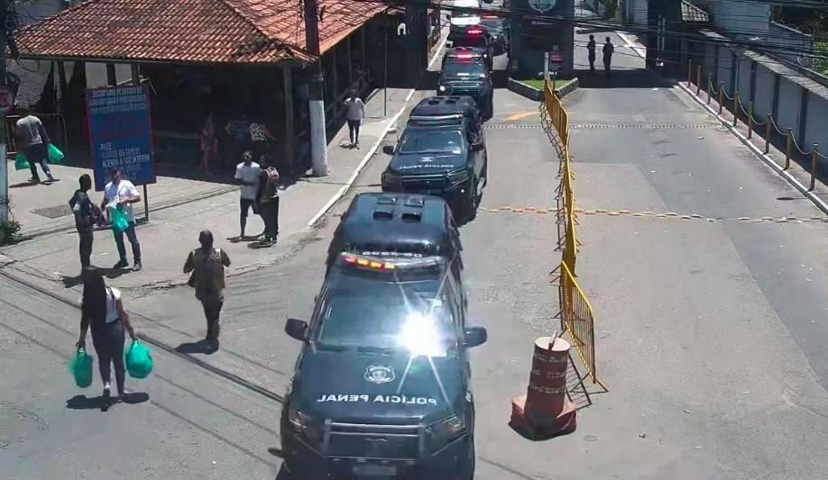 Sete chefes do tráfico do Comando Vermelho são transferidos para presídios federais após megaoperação no Rio