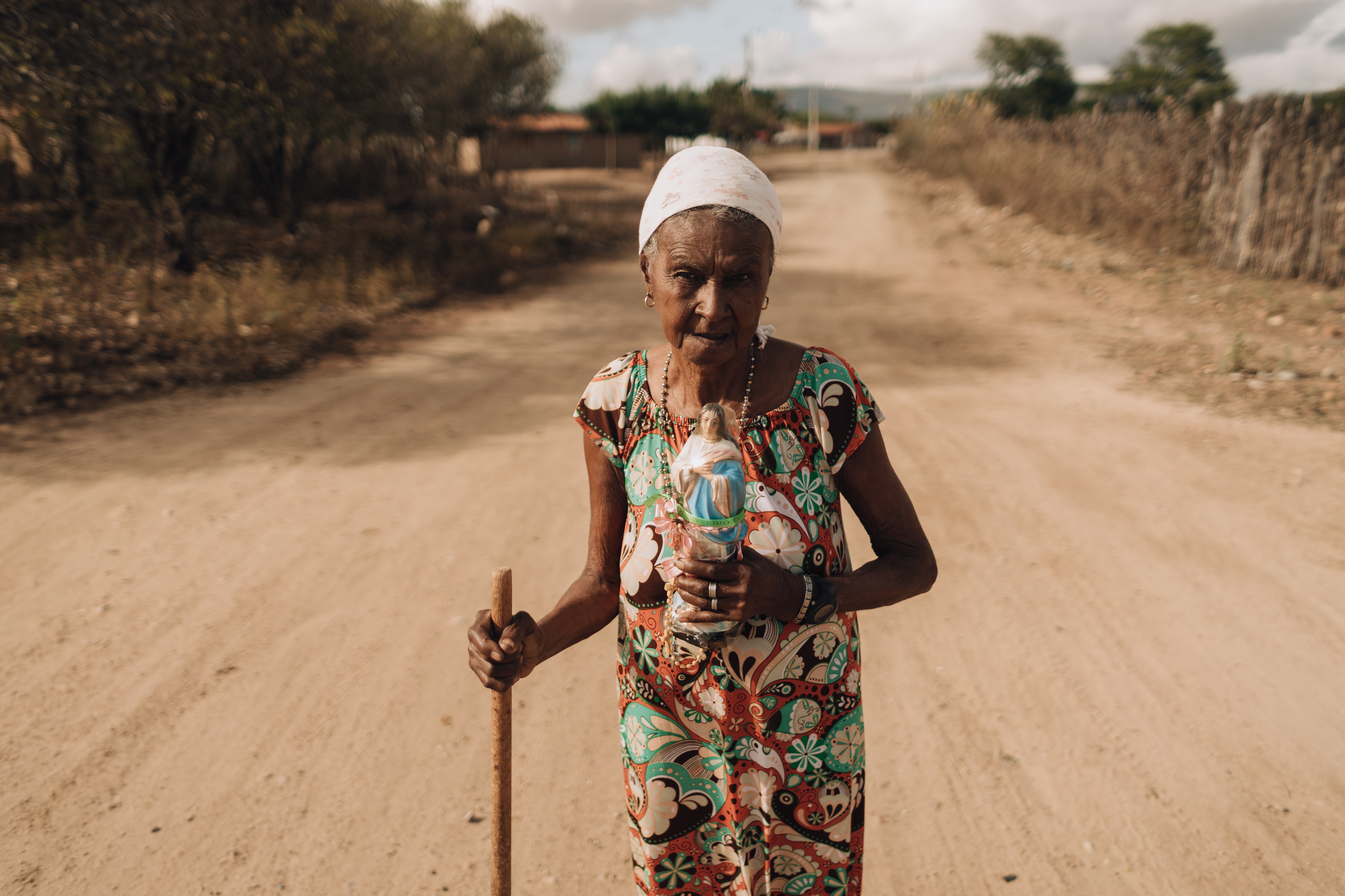 Exposição fotográfica sobre a tradição das rezadeiras é exibida em Salgueiro