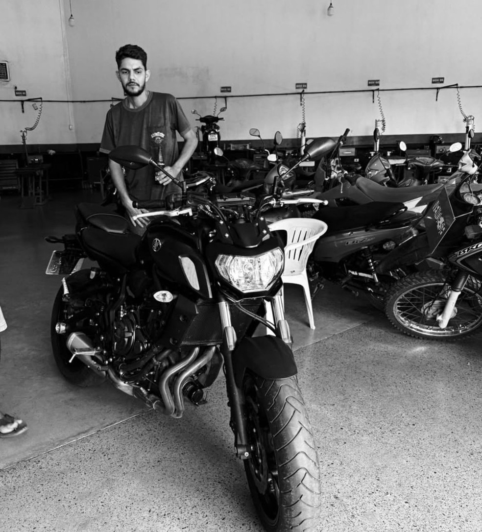 Fabrício Pivoto de Carvalho, de 28 anos, morreu após a moto em que ele pilotava bater contra uma uma lixeira e, em seguida, uma árvore, em Sinop. — Foto: Reprodução