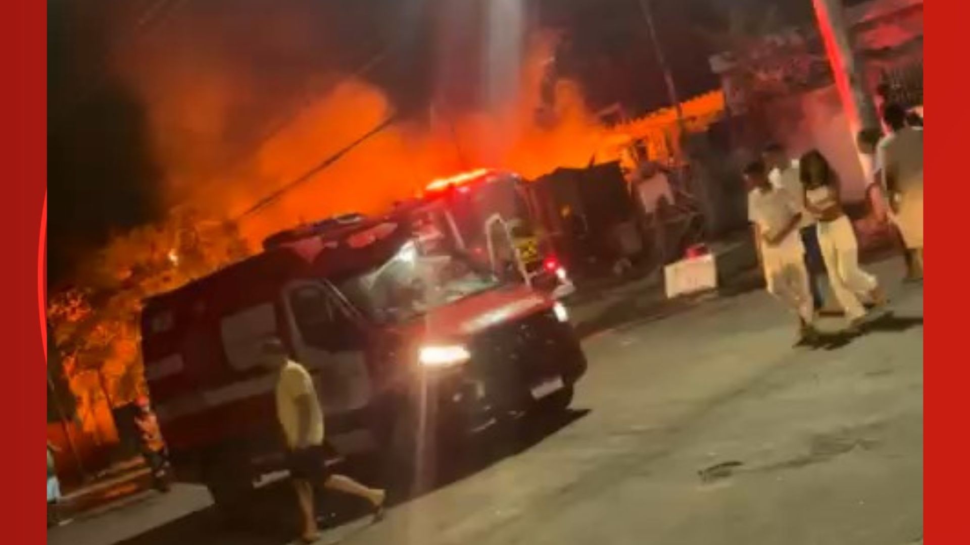 VÍDEO: incêndio atinge depósito de recicláveis e mobiliza bombeiros por cinco horas na Serra