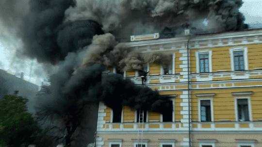 VÍDEO: ucranianos fogem por janelas de prédio bombardeado pela Rússia