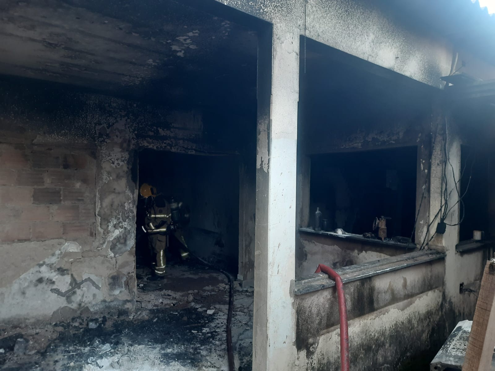 Incêndio destrói casa no Bairro Planalto, em Uberlândia; imóvel é interditado pela Defesa Civil 