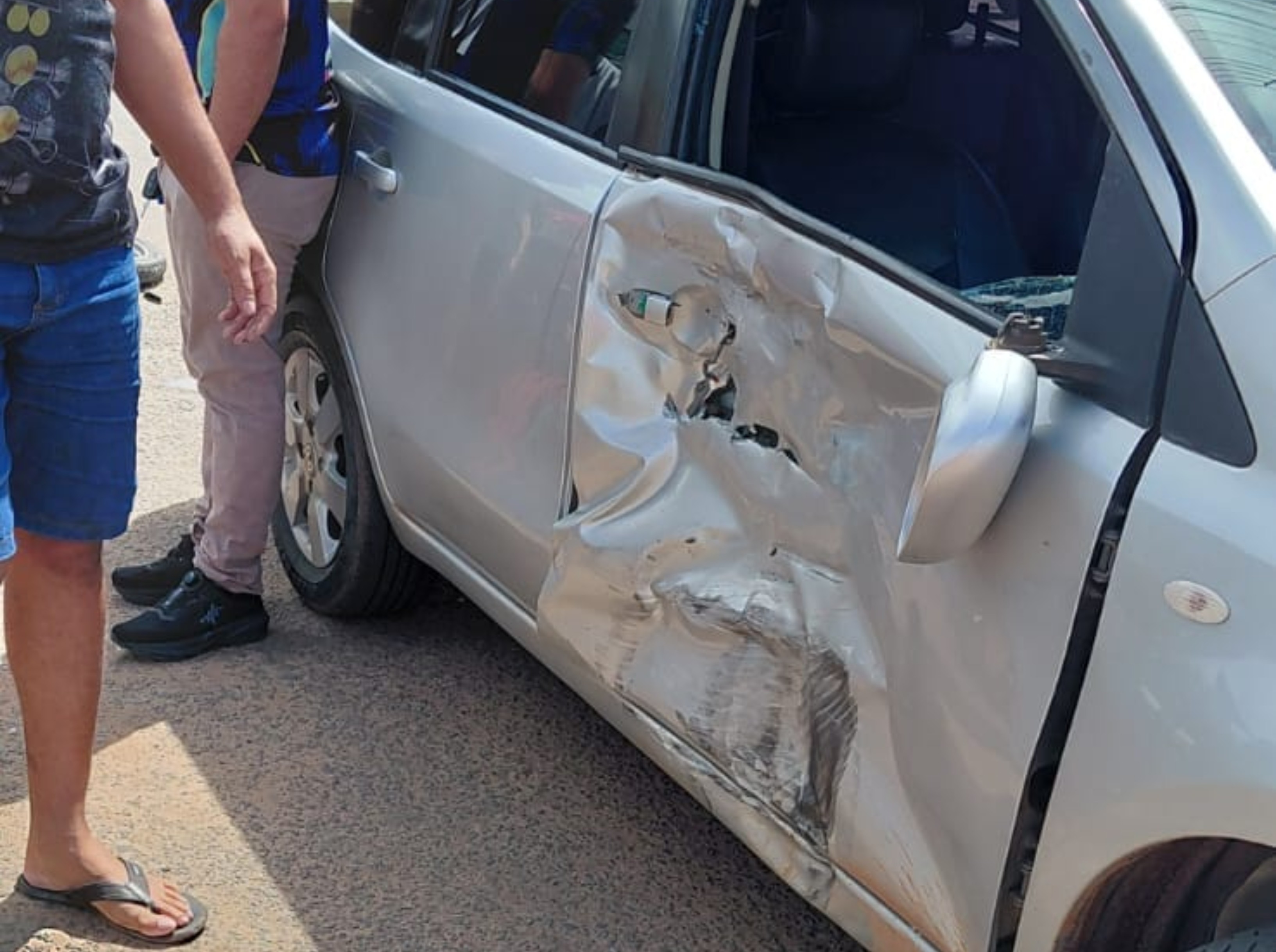 Jovem de moto fica ferido em acidente com carro em cruzamento no Nova Canaã, zona Oeste