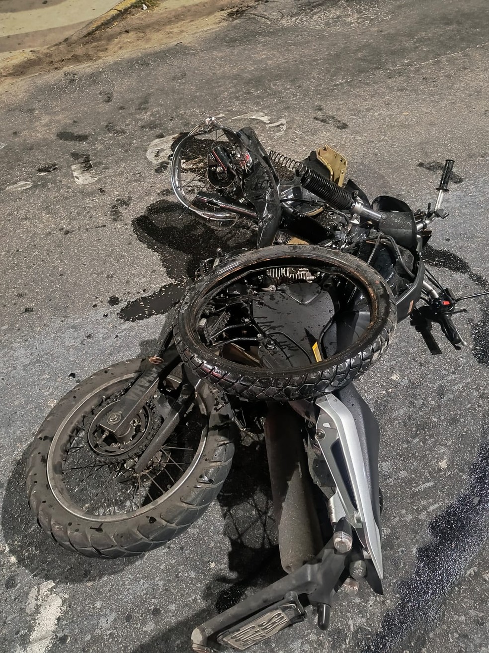 Motocicleta de condutor por aplicativo foi atingida por motorista na contramão. — Foto: Arquivo pessoal