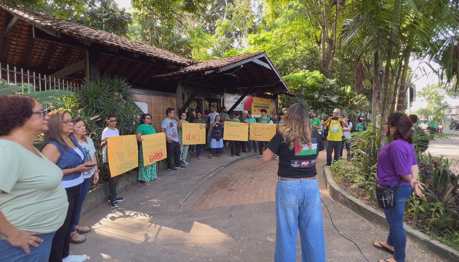 Professores e estudantes protestam contra reformas que podem impactar na Escola Bosque, em Belém