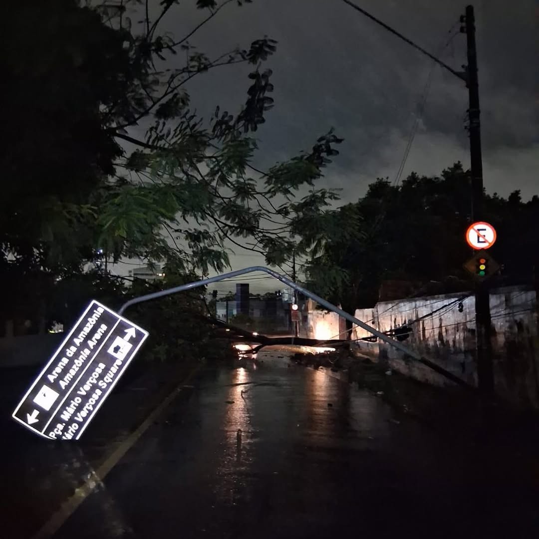 Chuva forte alaga ruas, derruba árvores e causa apagões em Manaus