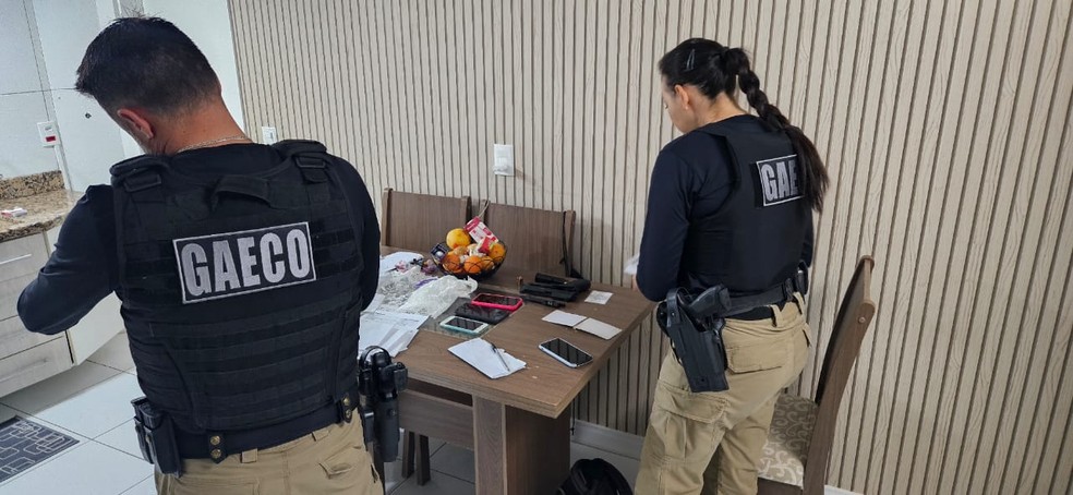 Eletrônicos e documentos foram apreendidos — Foto: Gaeco