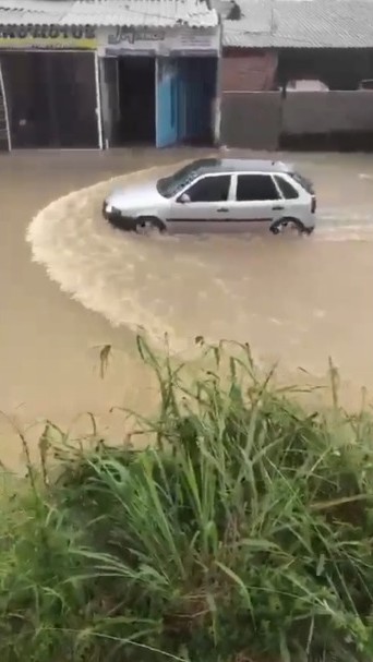 Chuvas provocam deslizamentos de terra e pontos de alagamento em Ubatuba, SP