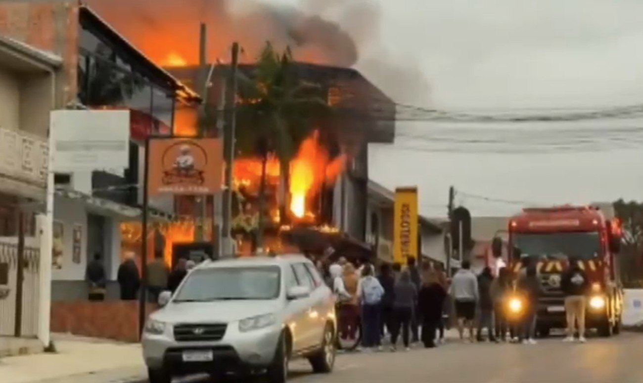 Loja pega fogo em Curitiba, população aciona bombeiros, mas caminhão com 25 mil litros de água se envolve em acidente e não chega ao local