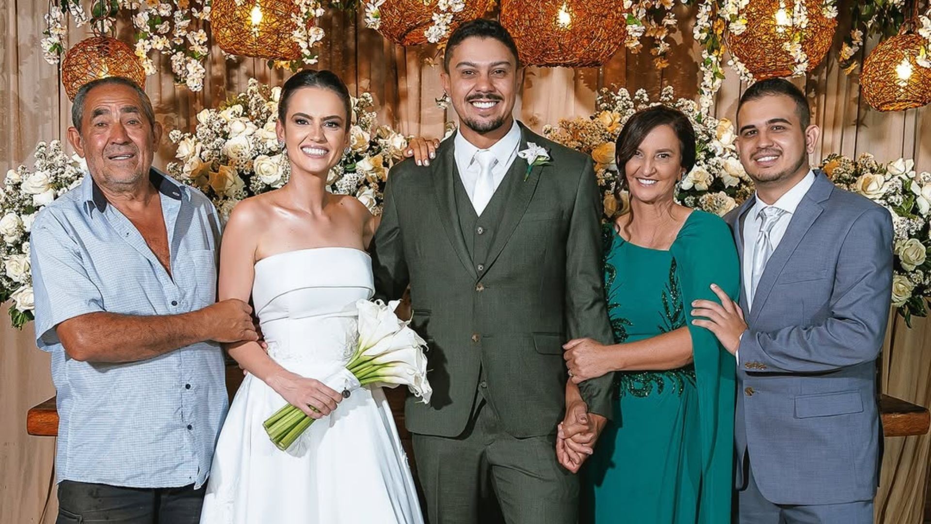 Pai chama atenção ao aparecer de bermuda e descalço em foto do casamento da filha: 'O importante é que ele aproveitasse comigo'