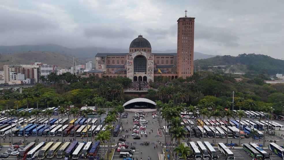 Tempo nublado ao redor do Santuário Nacional de Aparecida, no interior de SP. — Foto: Reprodução/TV Vanguarda