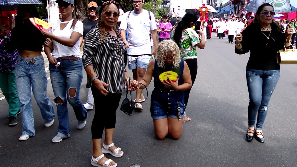 Fiel se ajoelha em devoção a Jesus. — Foto: Gato Jr/Rede Amazônica