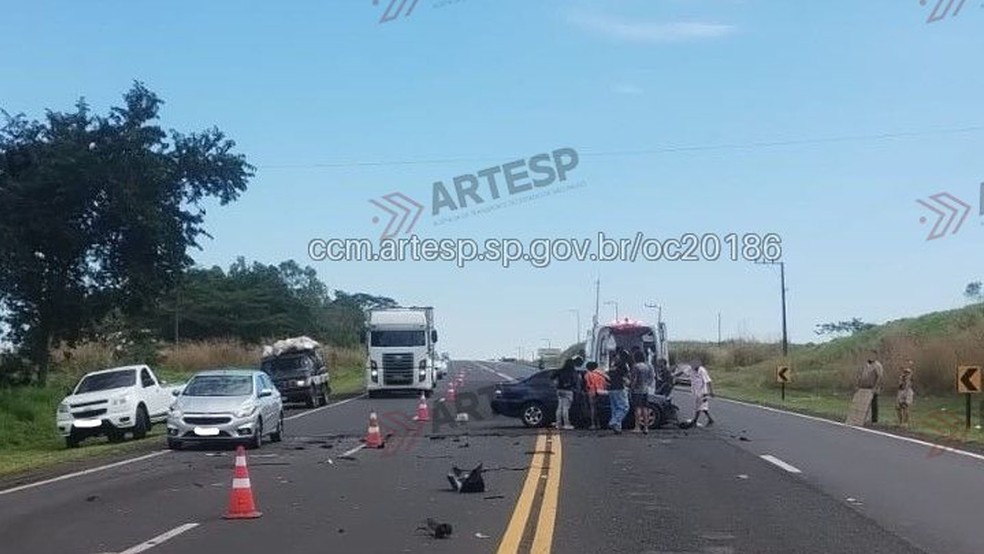 3 de 3
Acidente entre carro e carreta deixou duas pessoas feridas, na tarde desta segunda (20), na SP-294, em Tup&atilde; (SP) &mdash; Foto: Artesp/Reprodu&ccedil;&atilde;o