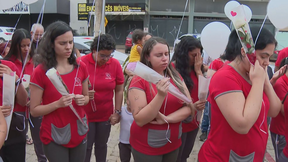 Pessoas presentes na homenagem para Denise Rodrigues de Oliveira oram juntos. — Foto: TV Globo