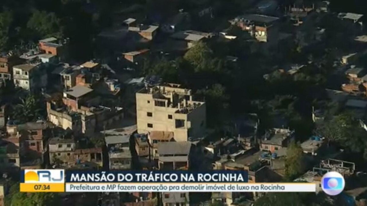 Mais uma mansão do tráfico é derrubada na Rocinha; imóvel, avaliado em R$ 2  milhões, é usado por Johny Bravo, chefe da favela, Rio de Janeiro