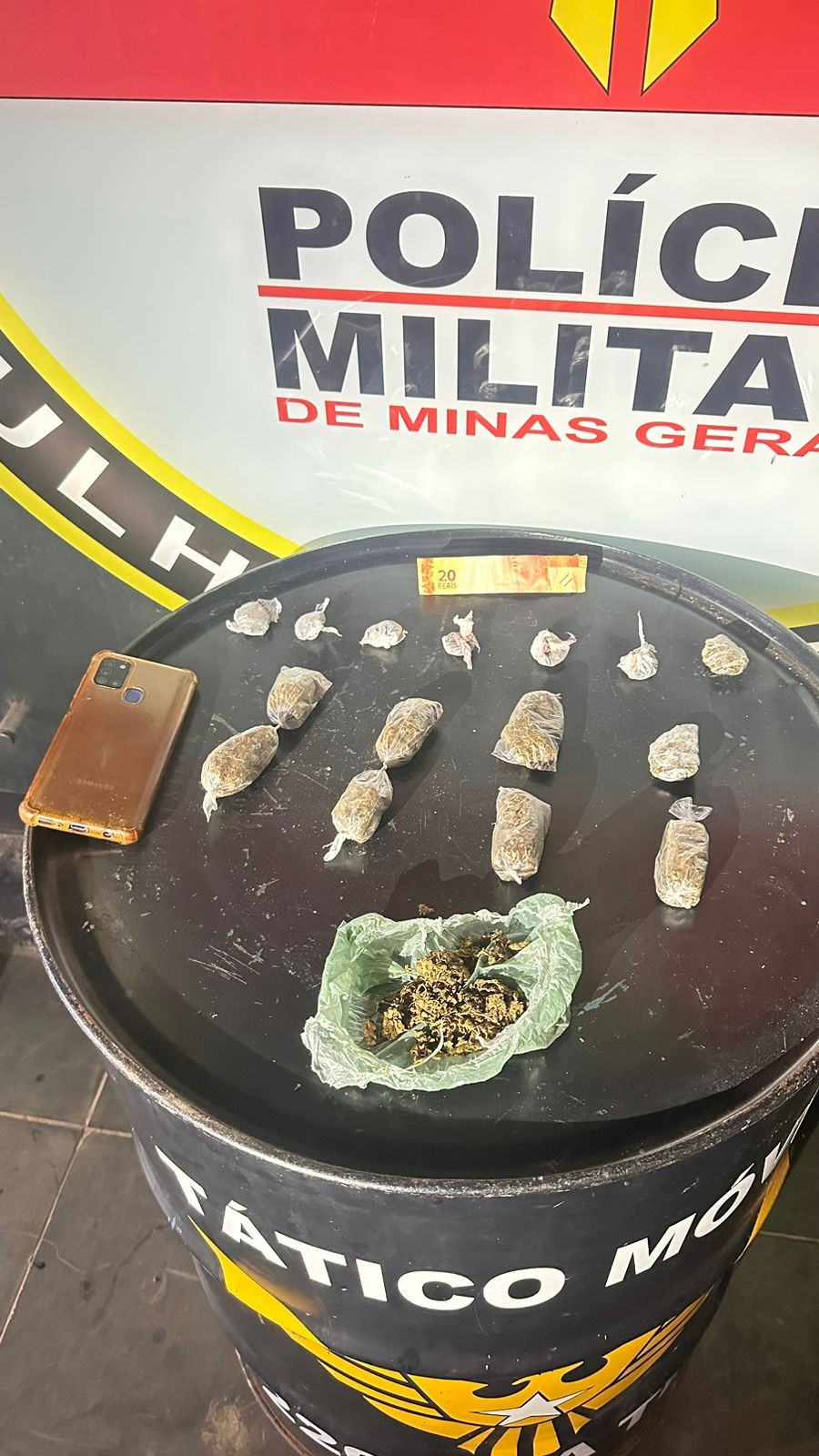 Homem é preso após PM apreender porções de maconha em buraco no tijolo e embaixo de colchão em Curvelo