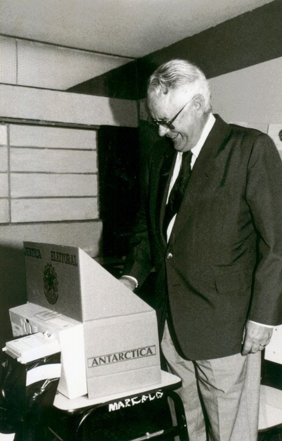 Imagem de arquivo - Ex-ministro do TSE, Carlos Velloso, vota em urna eletrônica na estreia do aparelho, em 1996 — Foto: Divulgação/TRE-SP