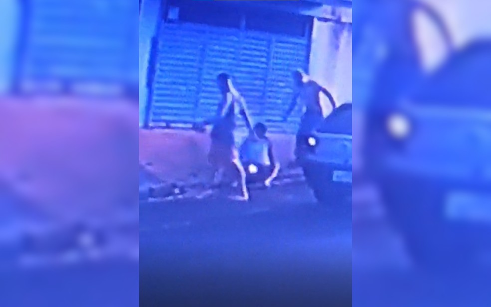 C�meras de seguran�a registram idoso sendo brutalmente agredido por homens em Santa Ad�lia (SP) � Foto: C�meras de Seguran�a/Reprodu��o