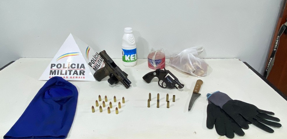 Objetos que estavam com os criminosos — Foto: Polícia Militar