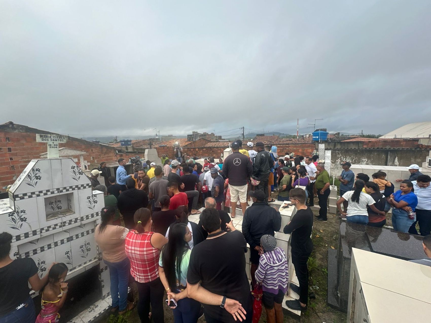 Corpo de bebê de um ano morta por motorista após ultrapassagem é sepultado em Sergipe